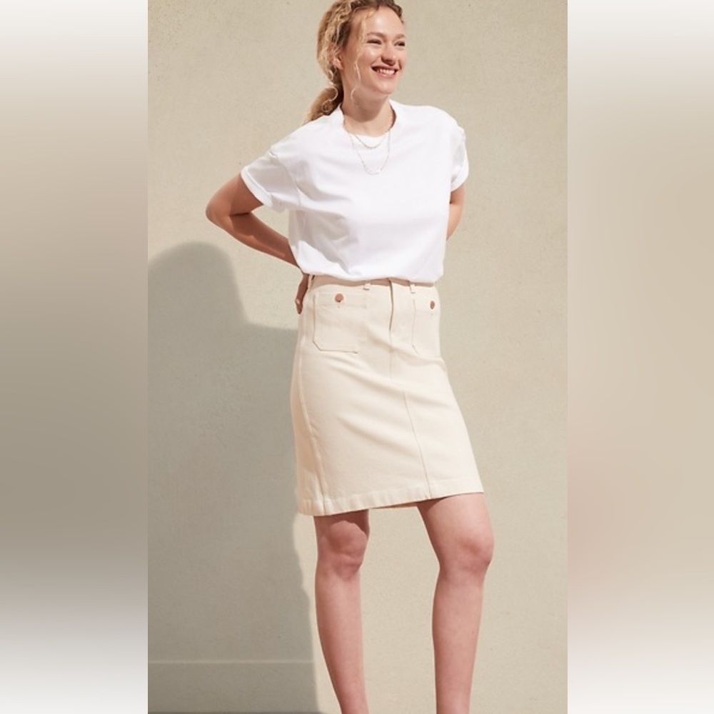 Banana Republic‎ Patch Pocket denim pencil skirt. Worn about 3x. Retail 97